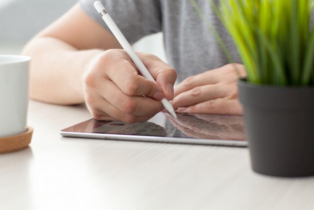Viele Menschen arbeiten gerne mit dem Apple Pencil am iPad an pdfs