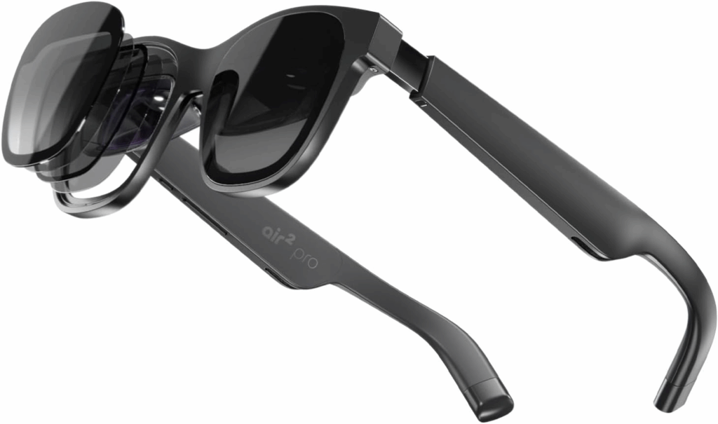 XREAL Air 2 Pro. Man schließt die Brille an einem Bügel via USB-C an jede USB-C Videoquelle an (Laptop, die meisten Smartphones, für andere Geräte gibt es günstige Adapter, ca. € 40)