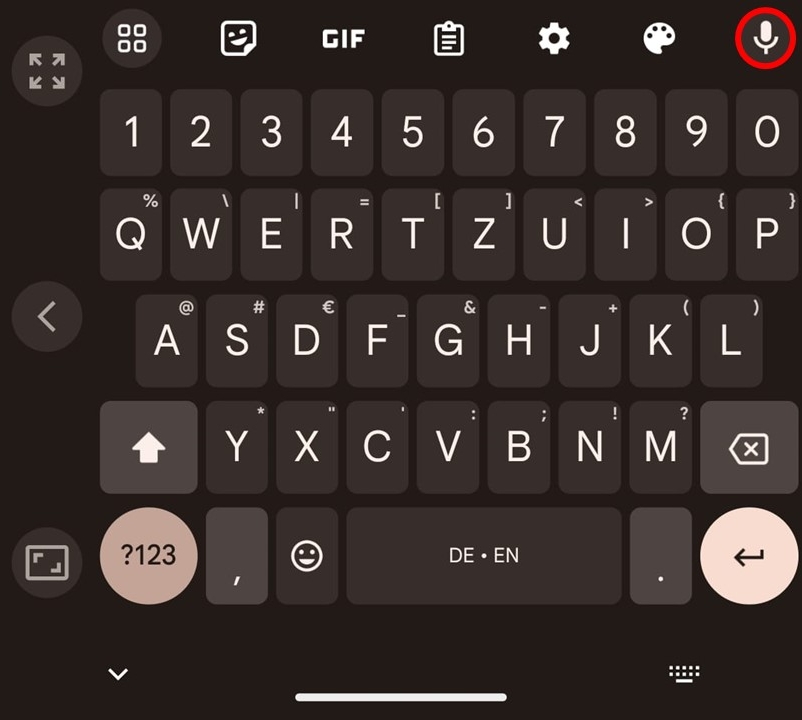Bei GBoard ist die Diktiertaste oben rechts und etwas kleiner...