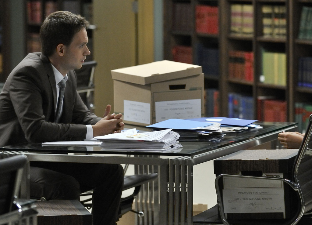 Ja was ist denn da in diesen Kartons bei der Anwaltsserie Suits? Genau! Viele, viele Einstellmappen bzw. Folder! Bild: imdb.com/NBCUniversal